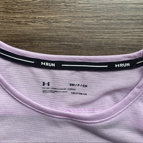 Under Armour running shirt keyhole back - Picture 3 of 5